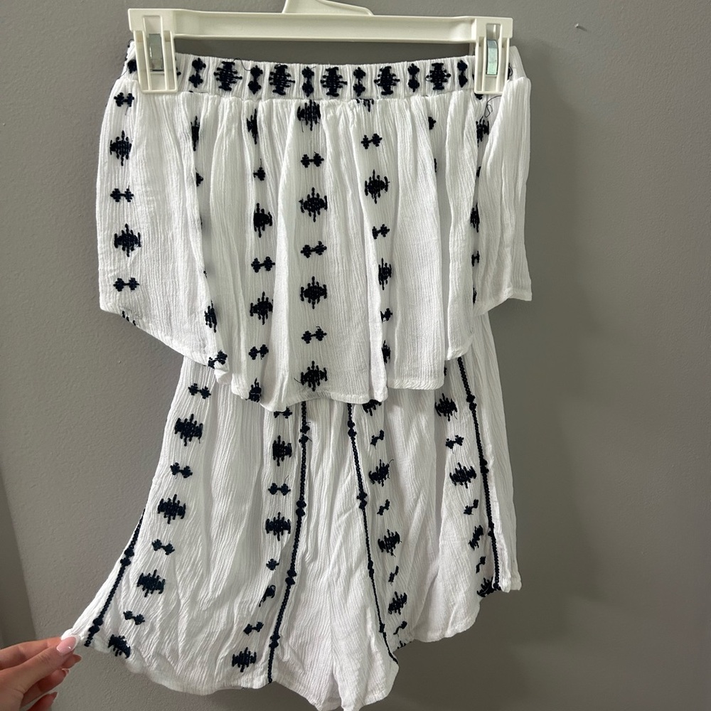 White and navy romper! (xs) Staple for summer!